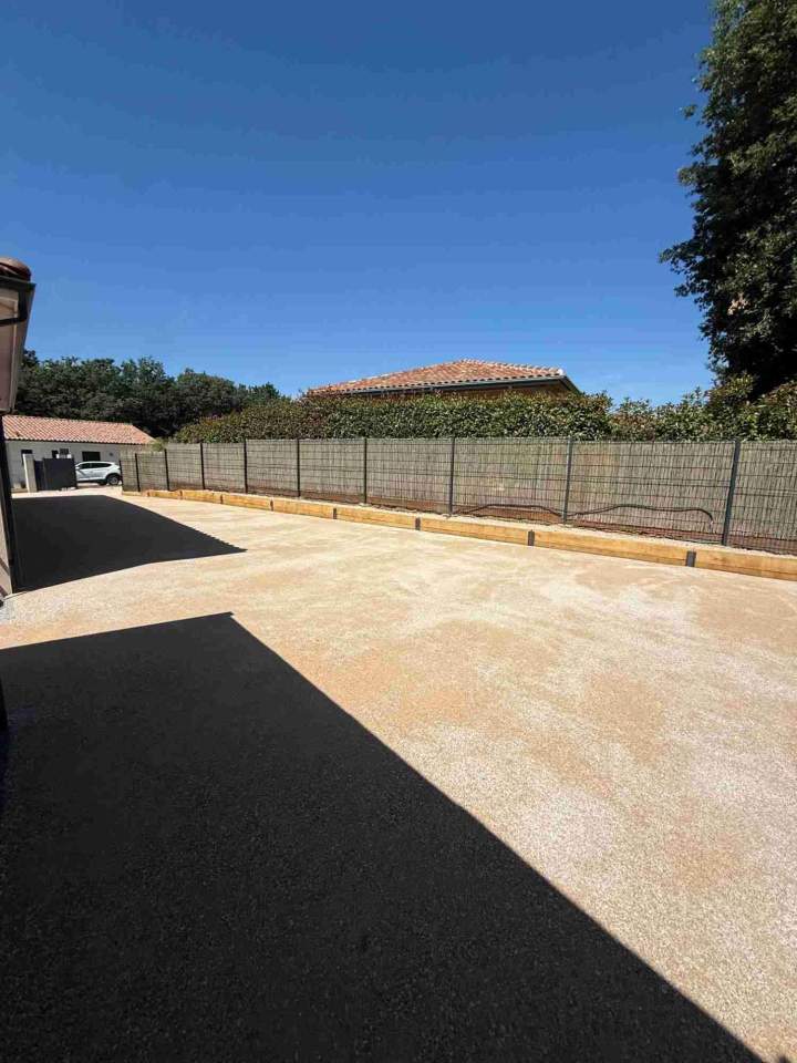 Cour en béton désactivé Samatan